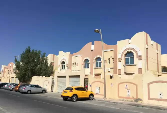 Residencial Listo Propiedad 6 + habitaciones de servicio U / F Villa Standerlone  alquiler en al-sad , Doha #7598 - 1  image 